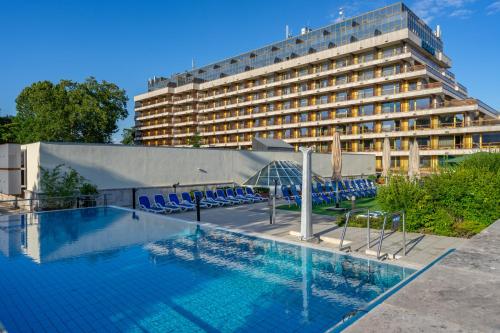 un hotel con piscina frente a un edificio en Ensana Grand Margaret Island, en Budapest