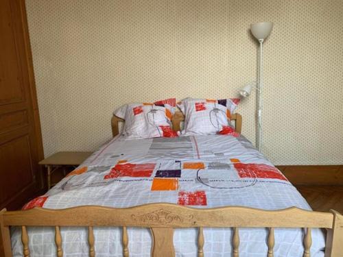 un lit avec une couette dessus dans une chambre dans l'établissement chambre chez l'habitant 2, à Biville-la-Baignarde