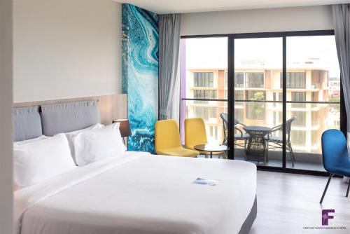 Una cama o camas en una habitación de Fortune Saeng Chan Beach Hotel Rayong - SHA Plus