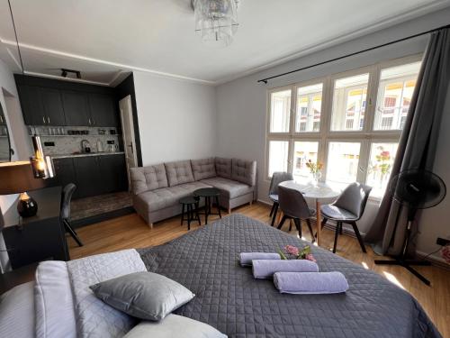 un soggiorno con un grande letto e una cucina di DK Premium Mendelsohna a Olsztyn