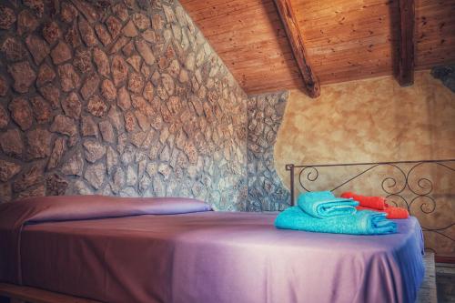 雅典娜盧卡納的住宿－Bella Vista，一间卧室配有带毛巾的床