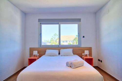 - une chambre avec un grand lit et 2 serviettes dans l'établissement Casa del Sol, à Peñíscola