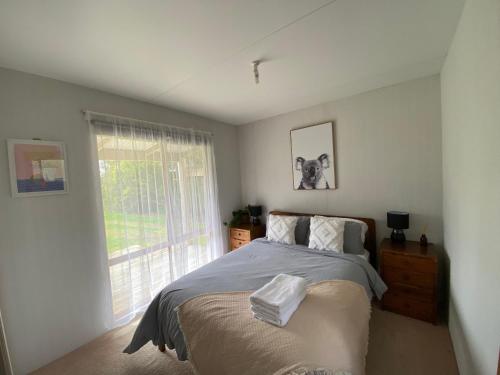- une chambre avec un lit et une fenêtre dans l'établissement Richo’s Retreat, 1 bed unit near Great Ocean Road, à Cobden