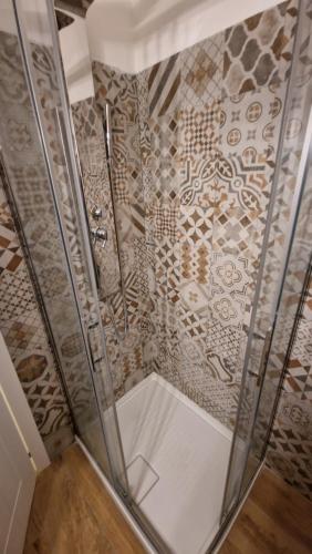 una doccia con porta in vetro in bagno di La Tana del Capriolo a Prati di Tivo