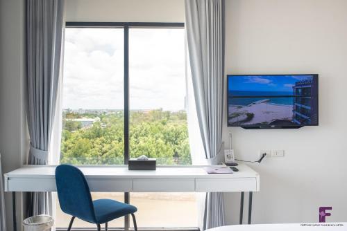 Una televisión o centro de entretenimiento en Fortune Saeng Chan Beach Hotel Rayong - SHA Plus