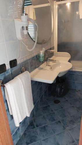 a bathroom with a sink and a mirror at Hotel Klein Wien in Piano di Sorrento