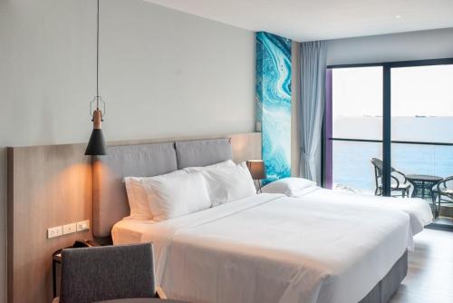 Una cama o camas en una habitación de Fortune Saeng Chan Beach Hotel Rayong - SHA Plus