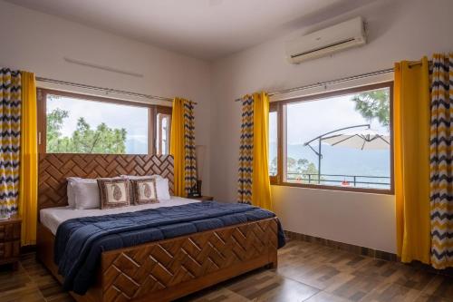 Katil atau katil-katil dalam bilik di Villa Woodside Meadows by VEO - 3 BR with Jacuzzi in Kasauli with Hill view