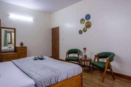 Katil atau katil-katil dalam bilik di Villa Woodside Meadows by VEO - 3 BR with Jacuzzi in Kasauli with Hill view