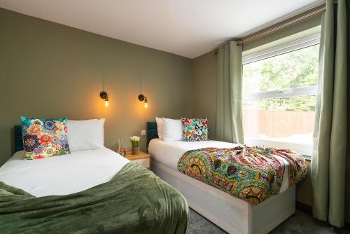 ハルにあるVibrant Funkily Decorated 2 Bedroom 4 Beds Central Locationのベッドルーム1室(ベッド2台、窓付)