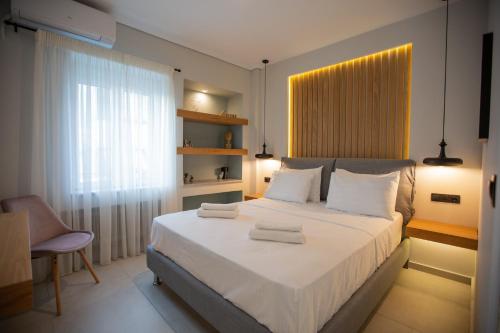 ein Schlafzimmer mit einem großen Bett mit Handtüchern darauf in der Unterkunft Vallia Suites - Luxury Suite in Nafpaktos