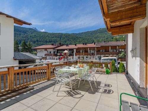 eine Terrasse mit einem Tisch und Stühlen auf dem Balkon in der Unterkunft Apartment Rosi - SOE300 by Interhome in Sölden