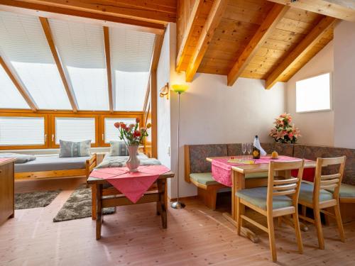 ein Wohnzimmer mit einem Tisch, Stühlen und einem Sofa in der Unterkunft Apartment Rosi - SOE302 by Interhome in Sölden
