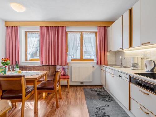eine Küche und ein Esszimmer mit einem Tisch und Stühlen in der Unterkunft Apartment Rosi - SOE300 by Interhome in Sölden