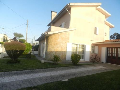 a large white house with a driveway at JP Guest House in Aveiro