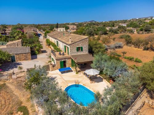 eine Luftansicht eines Hauses mit Pool in der Unterkunft Holiday Home Can Marines des cami des carro by Interhome in S'Horta