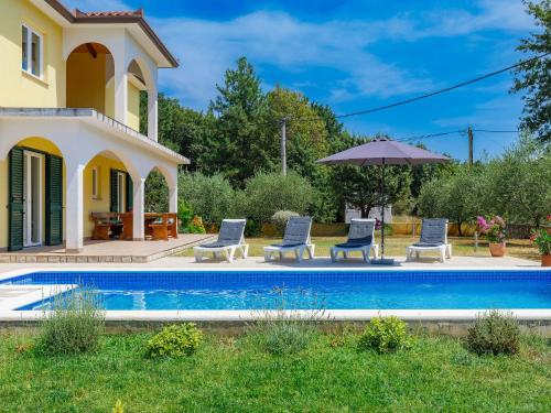 - une piscine en face d'une maison avec des chaises et un parasol dans l'établissement Holiday Home Carla - LBN429 by Interhome, à Labin