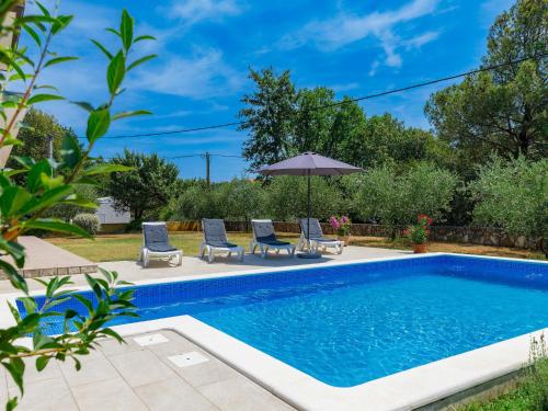 Bazén v ubytování Holiday Home Carla by Interhome nebo v jeho okolí