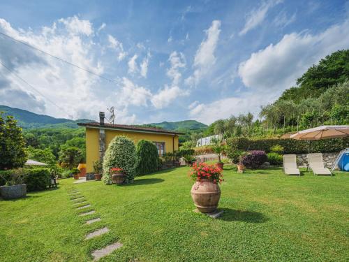 VetrianoにあるHoliday Home Bataba by Interhomeの椅子と花の庭のある家