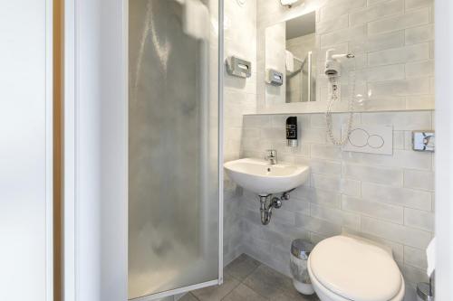 łazienka z toaletą i umywalką w obiekcie a&o Frankfurt Ostend w Frankfurcie nad Menem