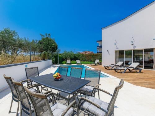Bazén v ubytování Holiday Home Lana by Interhome nebo v jeho okolí