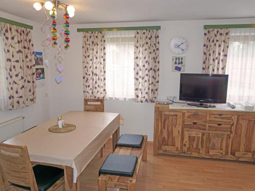 Μια τηλεόραση ή/και κέντρο ψυχαγωγίας στο Apartment Christina by Interhome