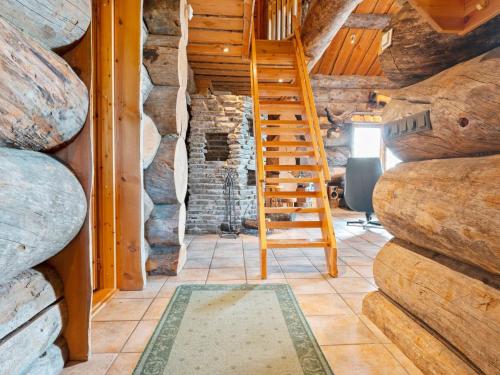 um quarto com uma escada num chalé de madeira em Holiday Home Kitka-nokkela by Interhome em Ruka