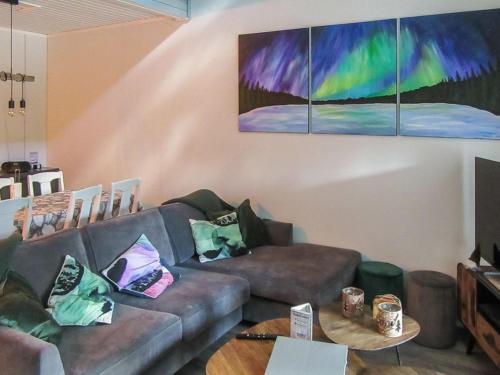 una sala de estar con sofá y una pintura en la pared en Holiday Home Kelokivakka d19 by Interhome en Ruka