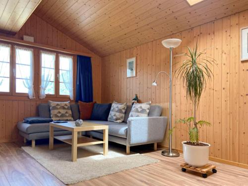 ein Wohnzimmer mit einem Sofa und einem Tisch in der Unterkunft Holiday Home Reindli by Interhome in Innertkirchen