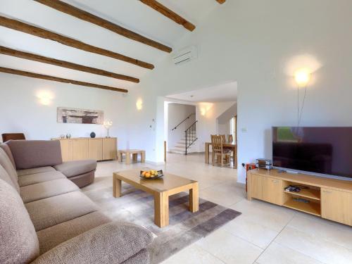 Televízia a/alebo spoločenská miestnosť v ubytovaní Villa Stuartma by Interhome