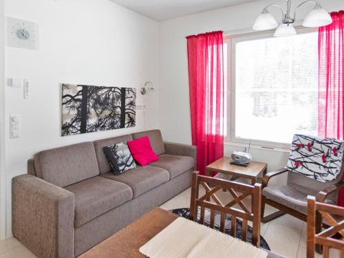- un salon avec un canapé et une table dans l'établissement Holiday Home Yllästar 3 as 506 by Interhome, à Äkäslompolo