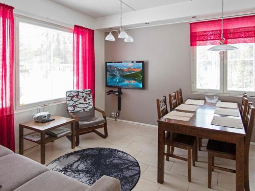 - un salon avec une table et une salle à manger dans l'établissement Holiday Home Yllästar 3 as 506 by Interhome, à Äkäslompolo