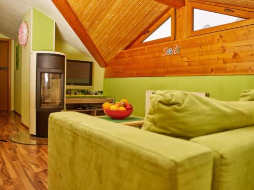 salon z kanapą i miską owoców w obiekcie Apartment Neugasteig-3 by Interhome w mieście Gasteig