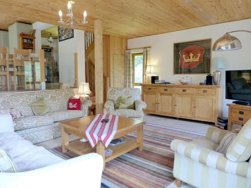 un soggiorno con divani e tavolo di Holiday Home Chalet Eden by Interhome a Blatten im Lötschental