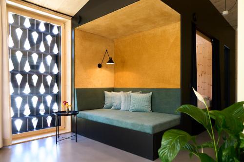 uma cama num quarto com uma janela em KOKON Apartments em Leutasch