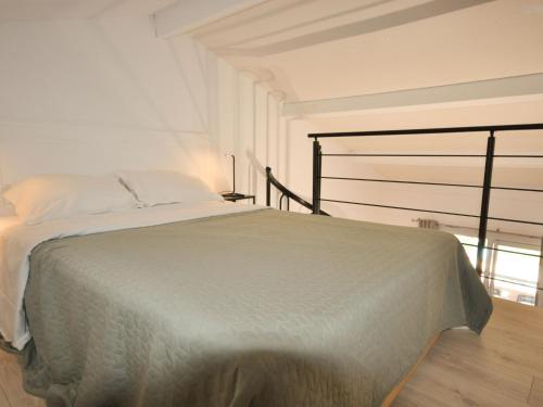 un lit blanc dans une chambre blanche avec une fenêtre dans l'établissement Apartment Les Jardins d'Amaryllis-8 by Interhome, à Cavalaire-sur-Mer