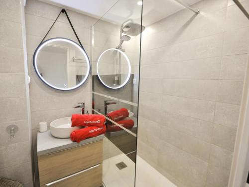 une salle de bain avec un lavabo et deux miroirs dans l'établissement Apartment Les Jardins d'Amaryllis-8 by Interhome, à Cavalaire-sur-Mer