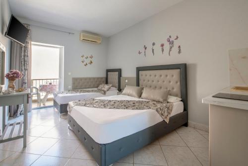 トロニにあるStudio Giannisのベッドルーム1室(ベッド2台付)、リビングルームが備わります。