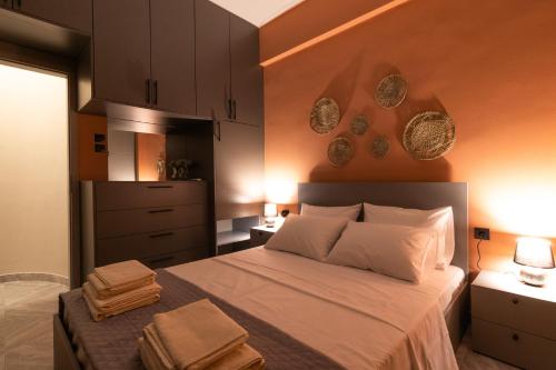 1 dormitorio con 1 cama con 2 toallas en Vintage apartment in athens-zografou, en Atenas