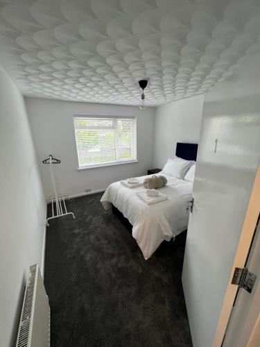 una camera con un letto bianco e una finestra di Serene Property Next to Southampton General Hospital a Southampton