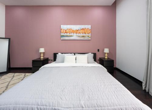 Postel nebo postele na pokoji v ubytování Modern beachfront 1BR apartment - Tiara Residence