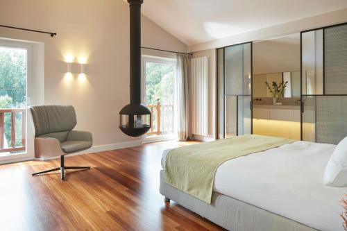 Villa Jaizubia Golf by FeelFree Rentals في هونداريبيا: غرفة نوم بسرير وكرسي ونوافذ