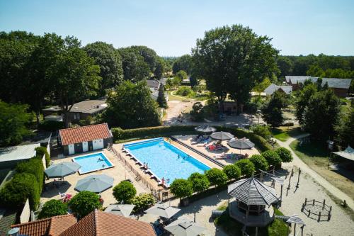 an overhead view of a pool with umbrellas and chairs at Sandberghe - Een plek om te verdwalen in Uden