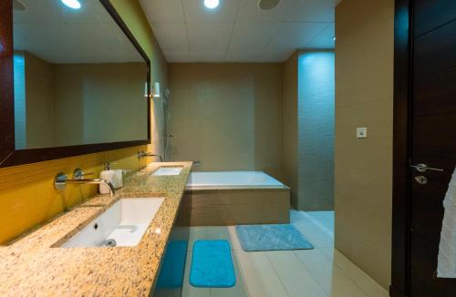 Koupelna v ubytování Modern beachfront 1BR apartment - Tiara Residence