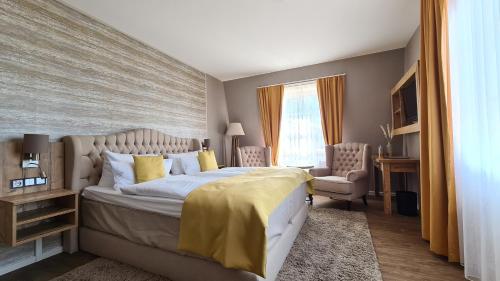 ein Schlafzimmer mit einem großen Bett und einem Fenster in der Unterkunft Hotel Zum Leineweber in Burg