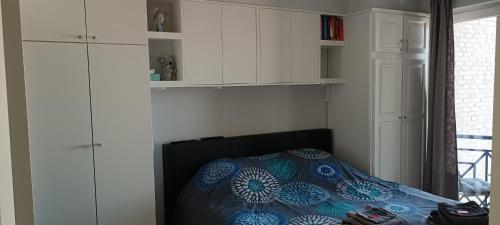 ウェンドゥイネにあるRes. Christopheのベッドルーム1室(青と白の枕付きのベッド1台付)