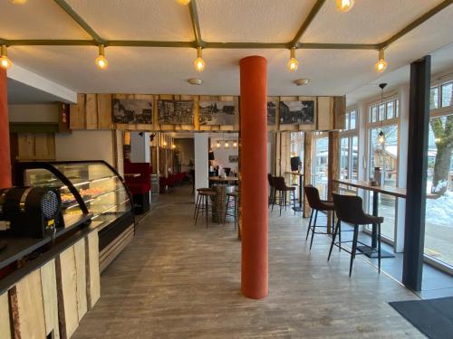 um restaurante com um aquário, mesas e cadeiras em Hostel Harzer Hof em Hahnenklee-Bockswiese