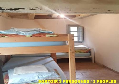 1 dormitorio con 2 literas en una habitación en Auberge de Jeunesse Chez Mc Donald, en Zevaco