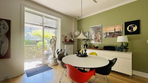 comedor con mesa, sillas y ventana en ApartmentInCopenhagen Apartment 1509, en Copenhague