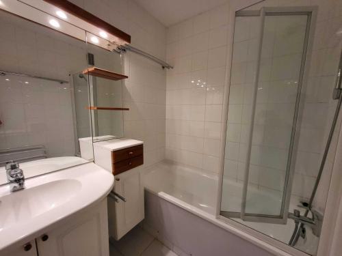 une salle de bain avec une baignoire, un lavabo et une douche dans l'établissement Tignes : 2 pièces, 4 pers, proche des pistes, balcon sud-ouest, wifi, animaux ok - FR-1-449-119, à Tignes